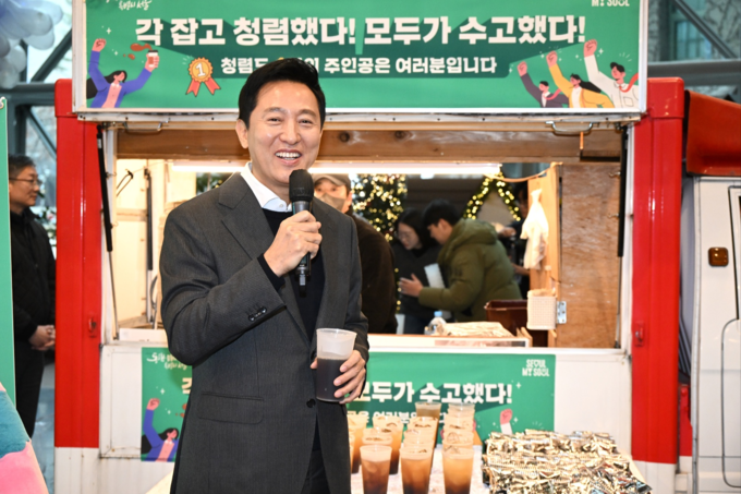 오세훈 서울시장이 20일(금) 아침 서울시청 본관 로비에서 ‘종합청렴도 1등급’ 달성에 애써준 직원들에게 감사의 말을 전하고 있다.