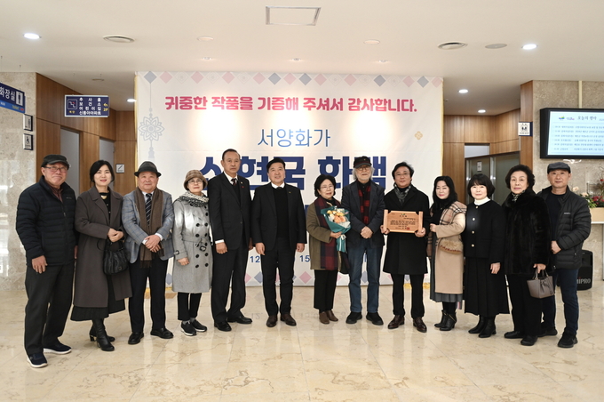 예산군, 신현국 화백 작품'산의 울림' 기증 사진
