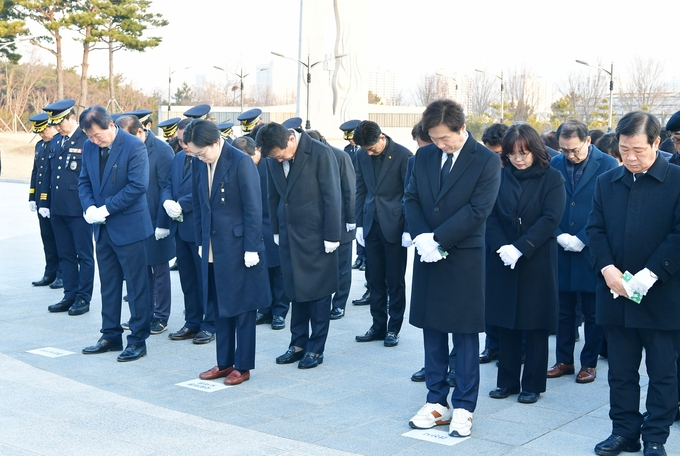 경산시, 충혼탑 참배로 2025년 새해 업무 시작