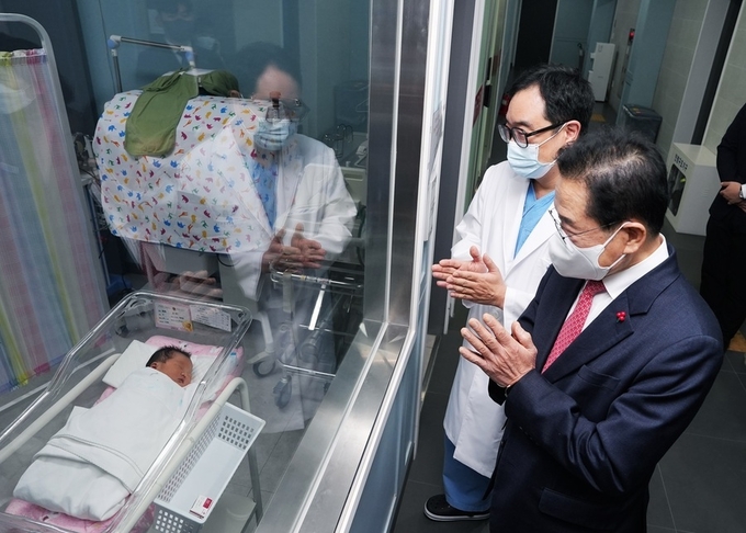 영천시(시장 최기문)는 6일 관내 분만산부인과(영천제이병원)를 방문해 을사년 새해둥이 탄생 축하 행사를 마련했다.ⓒ영천시