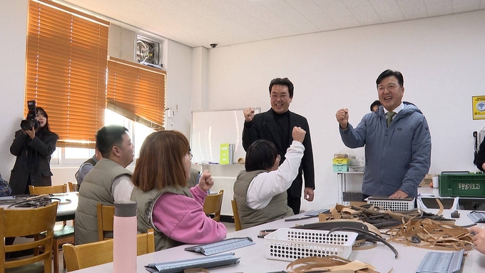 최재구 군수 장애인보호작업장 위문 모습