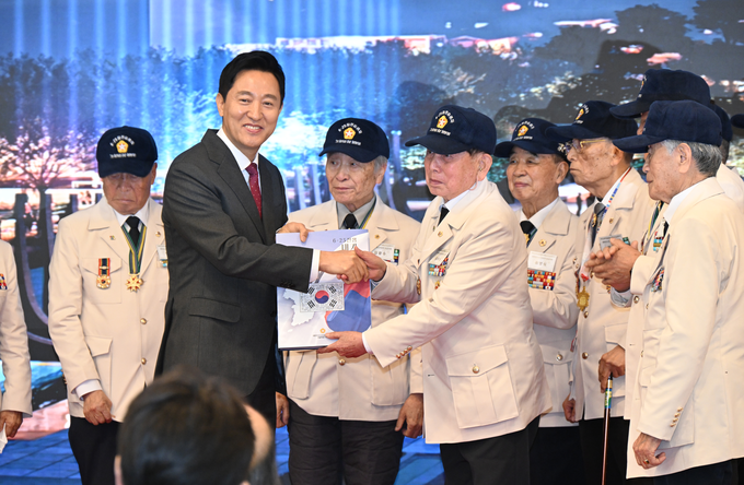 3일(월) 열린 '세종로공원 및 상징조형물 조성 설계공모 당선작 시상식'에서 오세훈 서울시장이 참전용사로부터 도서(6.25 전쟁, 내가 나라를 지켰다)를 기증받고 있다. 