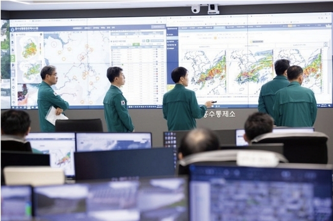 서울 서초구 한강홍수통제소에서 직원들이 인공지능(AI) 홍수예보시스템으로 호우 상황을 점검하고 있다. 사진 환ㅣ