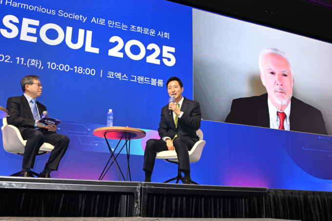 오세훈 서울시장이 11일(화) 코엑스에서 개최된 'AI SEOUL 2025'에서 AI가 앞으로 우리 사회에 어떤 변화를 가져다줄지 제리 카플란 스탠포드대 교수(화면 내), 김영오 서울대 공과대학 학장(좌측)과 대화를 나누고 있다.
