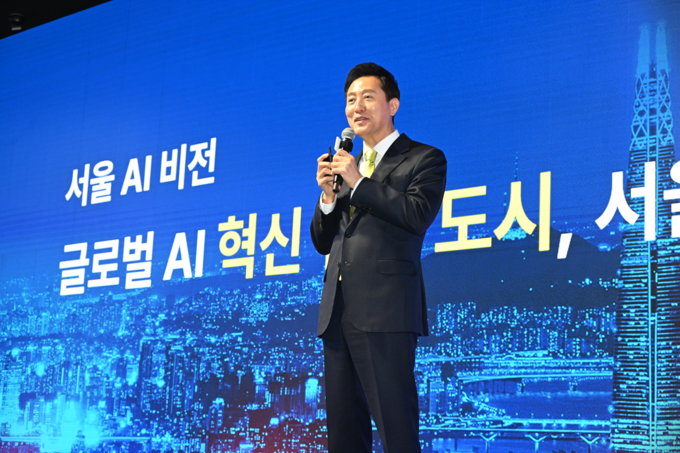 오세훈 서울시장이 11일(화) 코엑스에서 개최된 'AI SEOUL 2025'에서 '글로벌 AI 혁신도시, 서울'이라는 주제로 비전 발표하고 있다.