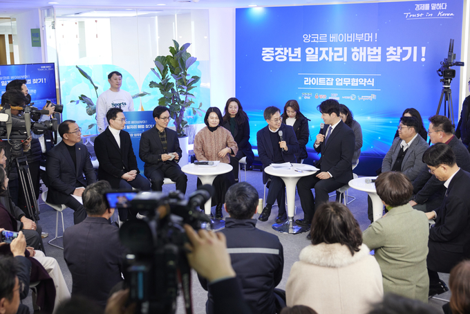 19일 오후 차세대융합기술원에서 열린 중장년 일자리 해법 찾기 업무협약식에서 김동연 경기도지사와 베이비부머와의 타운홀 미팅을 하고 있다.