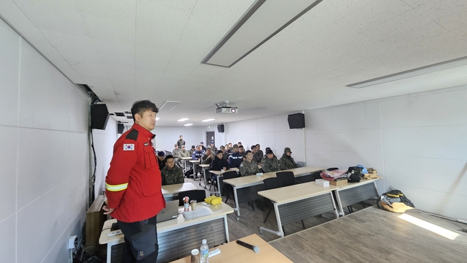 동부지방산림청 산불담당자가 33전대 314방곤관제대대 장병들에게 산불 및 안전교육을 실시하고 있다