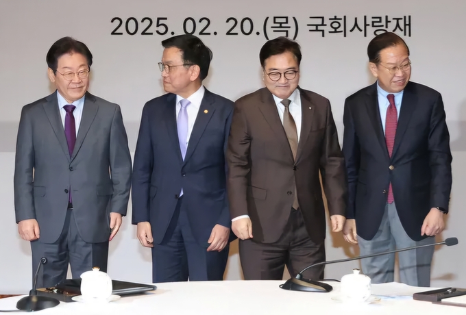 여·야·정 국정협의회 첫 회의가 20일 오후 국회 사랑재에서 열려 참석자들이 기념사진을 찍은 뒤 자리로 향하고 있다. 이재명 더불어민주당 대표(왼쪽부터), 최상목 대통령 권한대행 부총리 겸 기획재정부 장관, 우원식 국회의장, 권영세 국민의힘 비대위원장. (공동취재사진)