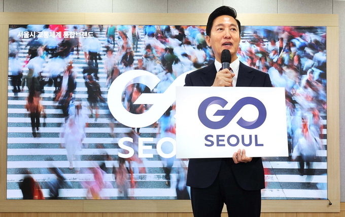24일 오세훈 서울시장이 서울시청 브리핑룸에서 교통수단 통합 브랜드 'GO SEOUL'을 소개하고 있다. 