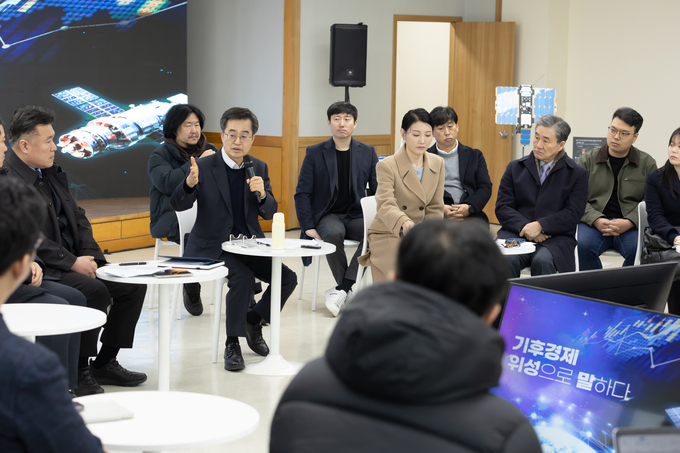 26일 오전 여주 SKB위성센터에서 김동연 경기도지사, 위성 개발 및 활용 스타트업, 민간기업과 전문가 등이 간담회를 하고 있다.