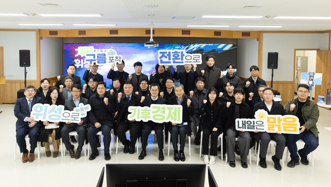 26일 오전 여주 SKB위성센터에서 김동연 경기도지사, 위성 개발 및 활용 스타트업, 민간기업과 전문가 등이 간담회를 마치고 기념촬영을 하고 있다.