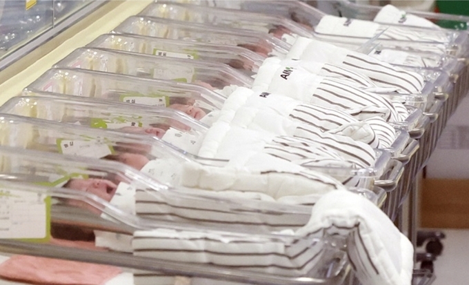 통계청은 26일 지난해 출생아 수가 23만 8300명으로 1년 전보다 8300명 늘었다고 발표했다. 이날 인천 미추홀구 아인병원에서 간호사가 신생아를 돌보고 있다.(ⓒ뉴스1)