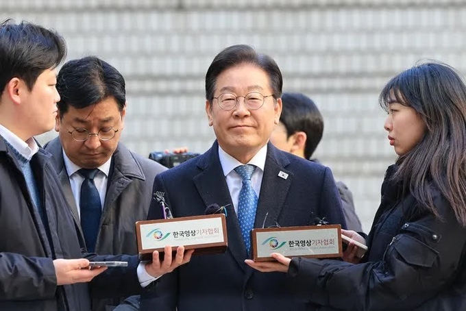 더불어민주당 이재명 대표가 26일 서울고등법원에서 열린 공직선거법 위반 혐의 사건 2심 5차 공판에 출석하고 있다. 