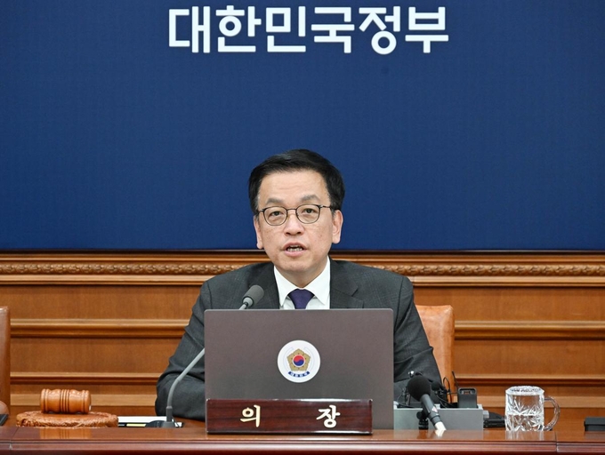 최상목 대통령 권한대행 부총리 겸 기획재정부 장관이 25일 서울 종로구 정부서울청사에서 열린 ‘제8회 국무회의’를 주재하고 있다. (사진=기획재정부 )