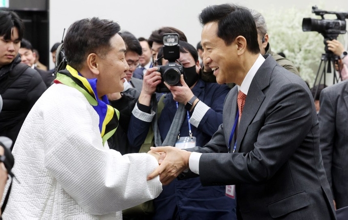 김관영 전라북도 도지사가 28일 서울 송파구 올림픽파크텔에서 열린 2025년도 대한체육회 정기대의원총회에서 전북이 2036년 하계올림픽대회 유치 후보 도시에 선정된 후 오세훈 서울시장과 악수를 하고 있다.