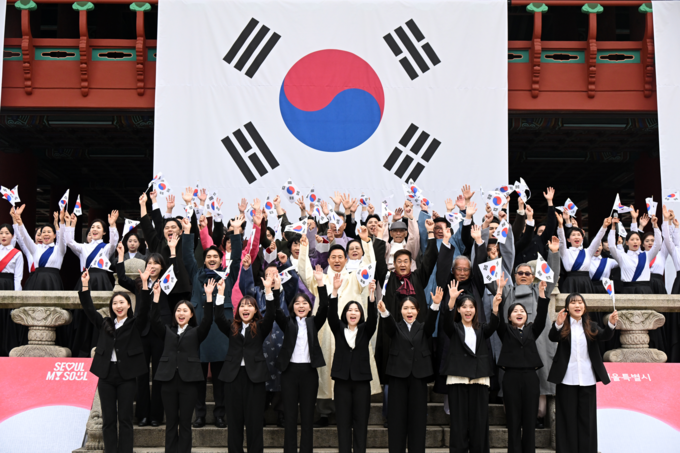 오세훈 서울시장이 1일(토) 보신각 일대에서 열린 제106주년 3.1절 기념 타종행사에 참석해 참석자들과 만세삼창하고 있다.
