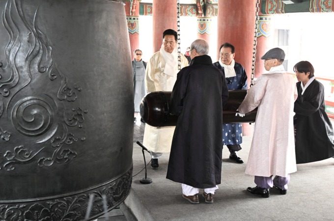 오세훈 서울시장이 1일(토) 보신각 일대에서 열린 제106주년 3.1절 기념 타종행사에 참석해 타종하고 있다.
