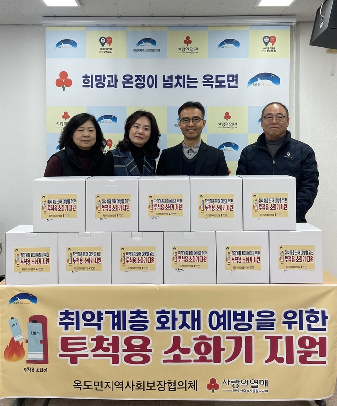 화면 왼쪽부터 이은아 복지지원계 계장님, 최미나 행정민원계 계장님, 전재언 면장님, 고금곤 산업계장님(지사협 위원장님 서울에 볼일이 있으셔서 불참)