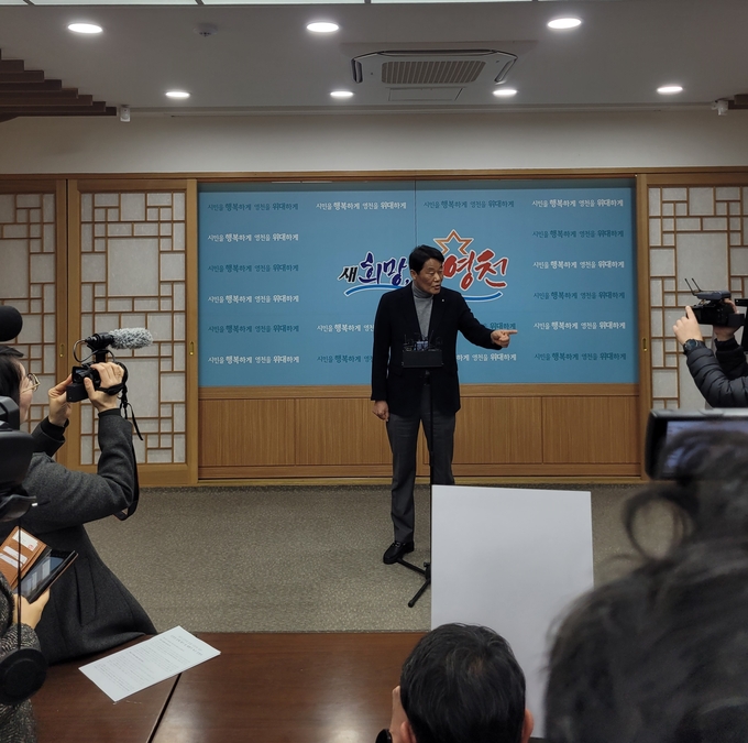 박봉규 추진위원장이 5일 대구 군부대 최종이전지 선정결과에 대한 인터뷰를 진행하고 있다.