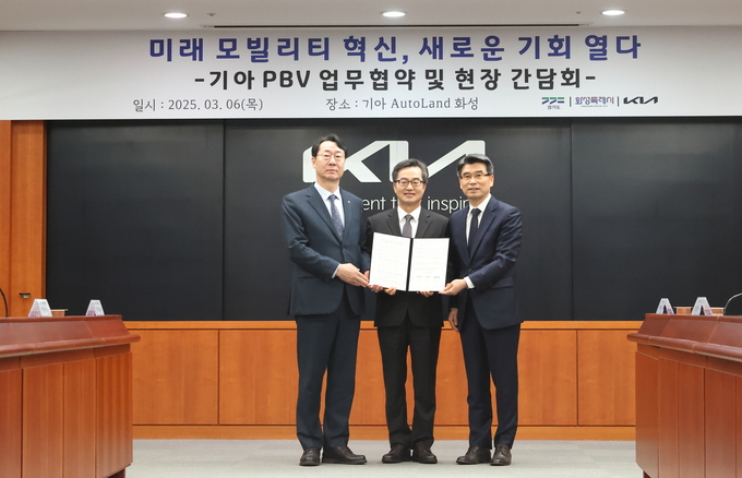  6일 오전 오토랜드 화성에서 (사진 왼쪽부터) 정명근 화성시장, 김동연 경기도지사, 송호성 기아㈜ 사장이 기아 PBV 기반 미래 모빌리티 투자 및 업무 MOU 체결을 한 후 기념촬영을 하고 있다.