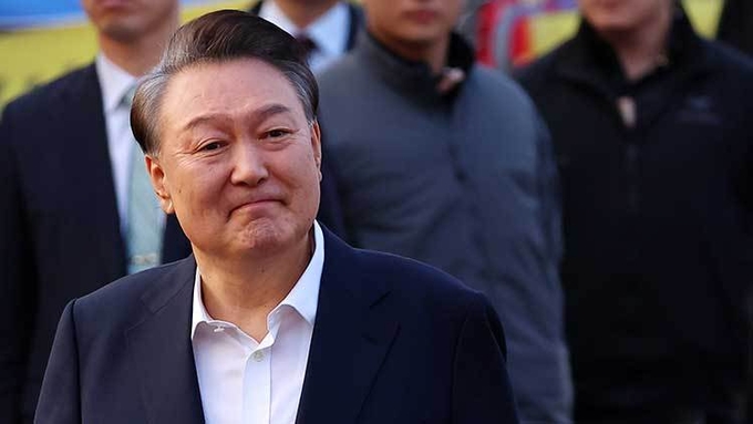 석방된 윤석열 대통령이 8일 경기도 의왕시 서울구치소 앞에서 경호차량에서 내려 지지자들에게 인사하며 구치소를 나서고 있다.