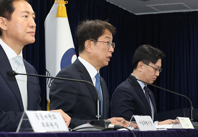 박상우 국토교통부 장관이 서울 종로구 정부서울청사에서 주택시장 안정화 방안 브리핑을 하고 있다