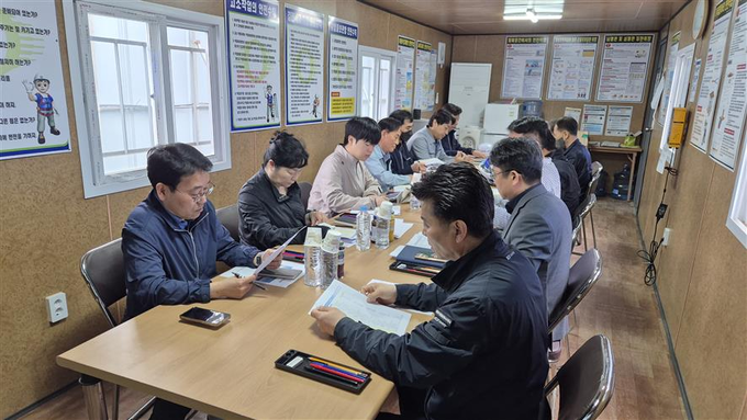 행복청과 소방청이 4월 23일(수) 국가재난대응시설 건립 현장에서 수요기관 합동 점검회의를 실시하고 있다