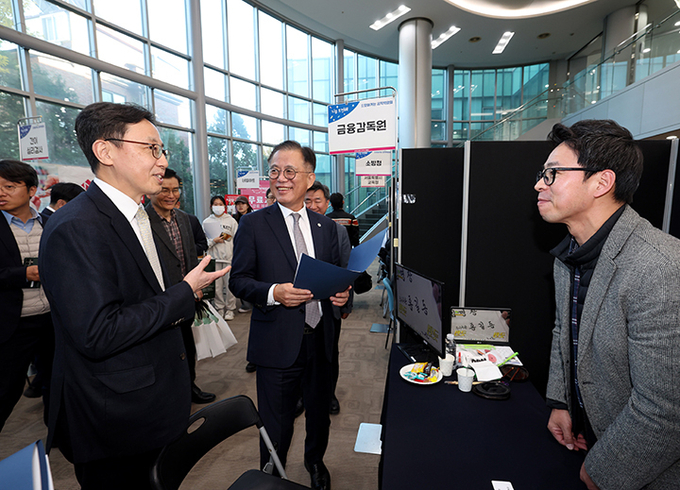 연원정 인사혁신처장이 서울 종로구 성균관대학교에서 열린 '2024 찾아가는 공직박람회'에서 부스를 둘러보고 있다. 2024.11.18 (ⓒ뉴스1)