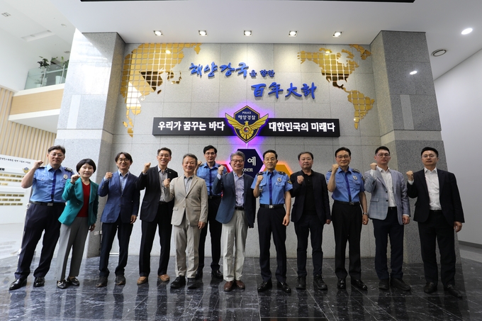 20일 오후 해양경찰교육원에 방문한 정책자문위원들이 단체 사진을 촬영하고 있다