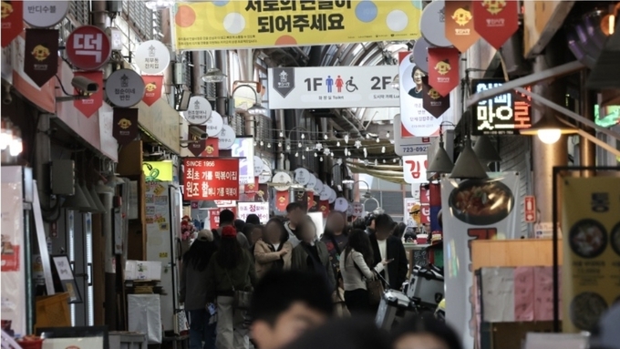 중소벤처기업부는 20일 국무회의에서 '전통시장 및 상점가 육성을 위한 특별법' 개정안을 의결