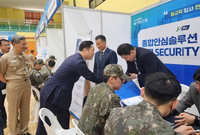 이희완 국가보훈부 차관이 22일 오전 해군 1함대 필승관에서 개최한 전역예정장병 취·창업박람회에 참석해 참가업체와 장병들을 격려하고 있다.(국가보훈부 제공)