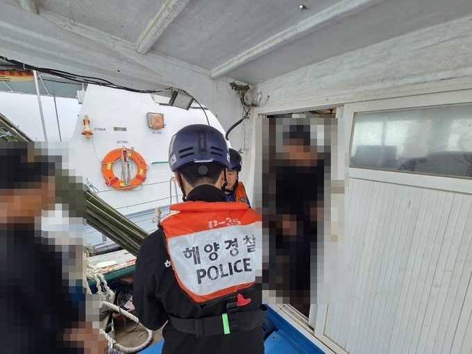 군산시 옥도면 십이동파도 남동쪽 약 7㎞ 해상에서 7.3t급 어선 A호에 타고 있던