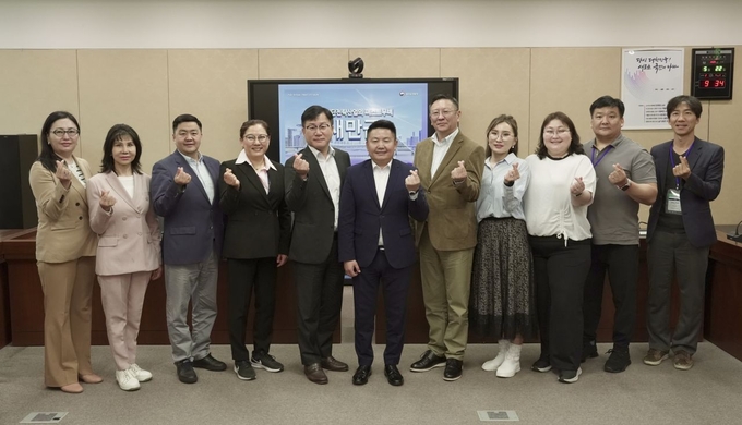 새만금개발청이 22일 몽골 국토계획과 도시개발 관련 기관에 근무하는 공무원과 관계자를 초청해 새만금 개발 사업을 소개하는 설명회를 개최