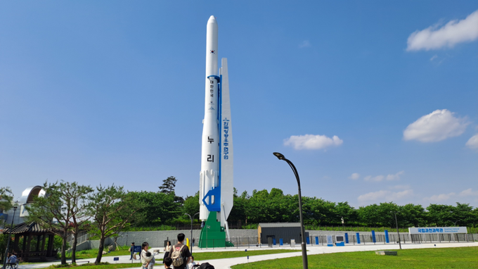 기립한 누리호 모형