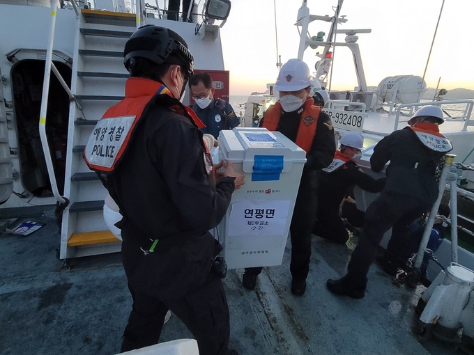 ’22년 6월 1일(수) 소연평, 대연평에서 서해5도특별경비단 소속 502함이 투표함을 이송하고 있다(사진은 지난 제8회 전국동시지방선거)