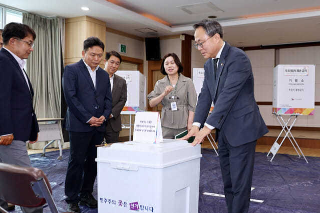 고기동 행안부 장관 직무대행이 충북 청주시 복대 제1동 제1투표소를 방문해 대선 투표 준비상황 등 현장을 점검하고 있다. (사진=행안부)