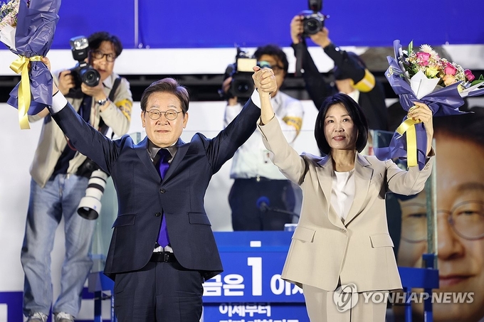 시민들 향해 두 팔 들어올리는 이재명 후보 내외(사진=연합뉴스) 