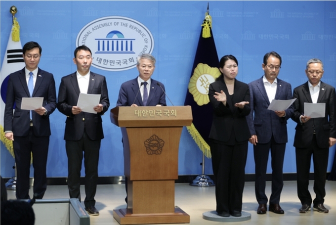 더불어민주당 장경태(왼쪽부터)·김용민·민형배·강준현·김문수 의원이 11일 서울 여의도 국회 소통관에서 검찰청법 폐지법안, 공소청 신설법안 등 검찰개혁을 위해 발의한 법안들에 대해 설명하고 있다. (사진=연합뉴스 )