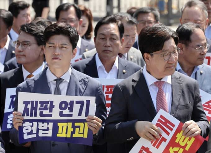 국민의힘 김용태 비상대책위원장과 권성동 원내대표가 11일 이재명 대통령의 공직선거법 위반 사건의 파기환송심을 사실상 무기한 연기한 서울고등법원 앞에서 열린 현장 의원총회를 마무리 하고 있다. (사진=연합뉴스 )