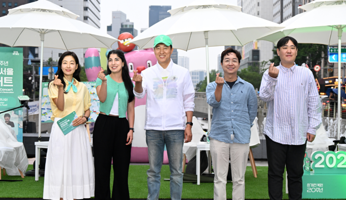 오세훈 서울시장이 13일(금) 저녁 청계광장에서 열린 ‘2025 워터서울 토크콘서트’에 참여한 패널들과 기념촬영을 하고 있다.