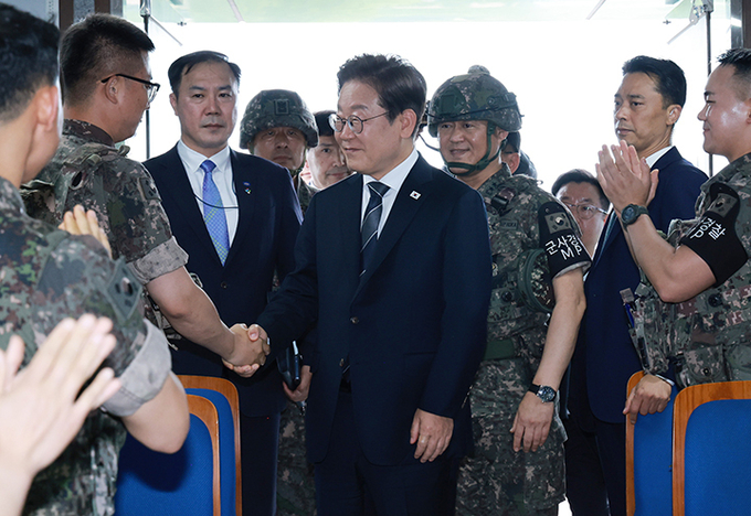 이재명 대통령이 13일 경기도 연천군 육군 25사단 비룡전망대에서 장병들을 격려하고 있다. 2025.6.13 (사진=연합뉴스)