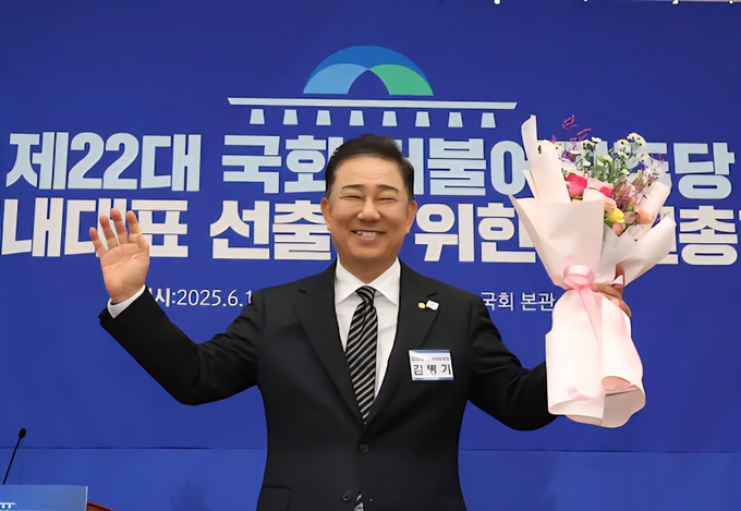 13일 서울 여의도 국회에서 열린 제22대 국회 더불어민주당 제2기 원내대표 선출 의원총회에서 김병기 신임 원내대표가 꽃다발을 들고 기념촬영을 하고 있다