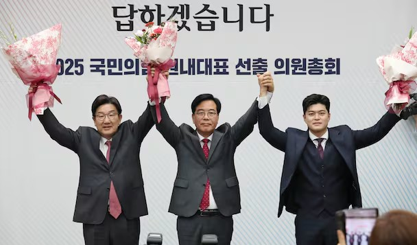 국민의힘 송언석 신임 원내대표가 16일 오후 서울 여의도 국회에서 열린 국민의힘 원내대표 선출을 위한 의원총회에서 신임 원내대표로 선출 된 후 권성동 전 원내대표, 김용태 비상대책위원장이 기념촬영을 하고 있다.