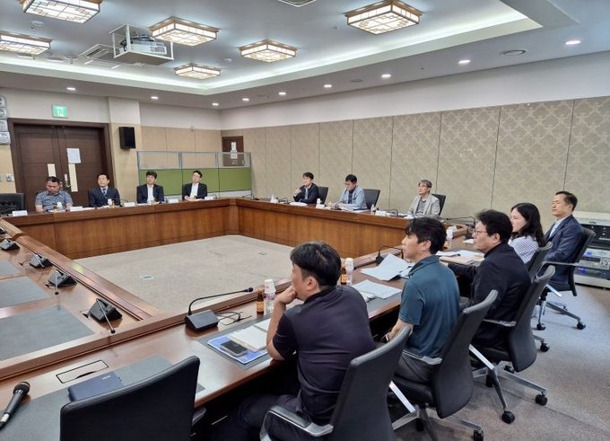 17일 새만금개발청과 한국국토정보공사가 공간정보 기술 협력 간담회를 진행하고 있다.(사진=새만금개발청)