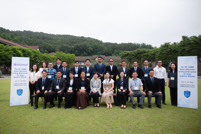 유선희 관세인재개발원장(앞줄 가운데)이 17일 '제19차 관세행정 전문가 연수회'에 참가한 아세안 지역 마약 조사 담당 세관공무원 등과 기념 촬영하고 있다