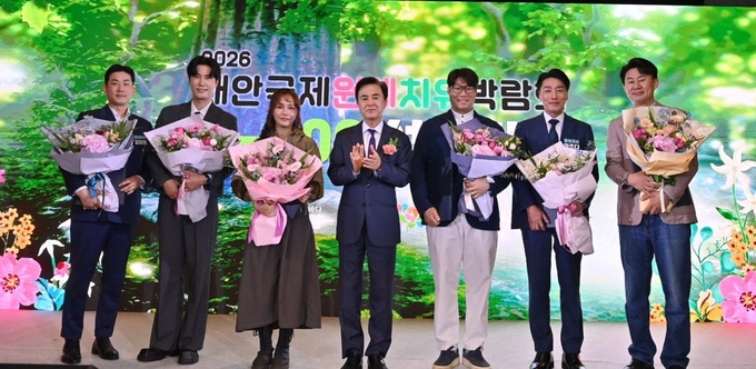 홍보대사 위촉식 (왼쪽부터)임희원, 신성, 리랑, 김태흠 충남도지사, 오세즉, 마츠다 아키히로, 남희석