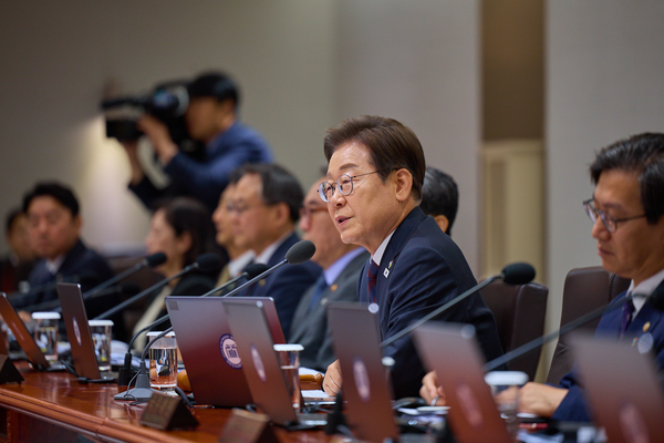 전국민 민생회복지원금이 소득계층별로 선별·차등 지원하는 방식으로 가닥을 잡고 있다. 사진은 지난 10일 국무회의를 주재하고 있는 이재명 대통령의 모습