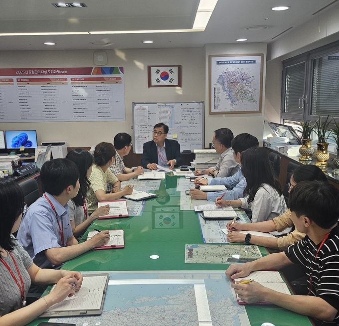 비상지역경제_상황실_회의_사진(강성기_도_기획조정실장_주재
