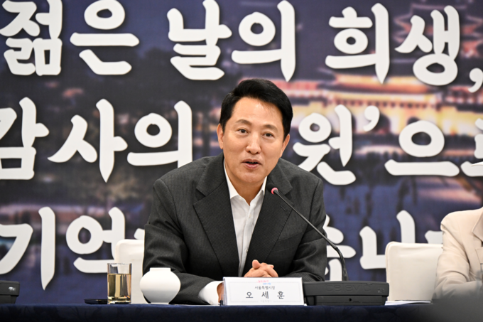 오세훈 서울시장이 18일(수) 서울시청 간담회장1에서 열린 '보훈단체 대표자 간담회'에서 감사의 정원을 비롯한 서울시 보훈정책을 보훈단체장에게 설명하고 있다.