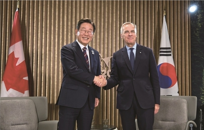 이재명 대통령이 6월 17일(현지시간) 주요 7개국(G7) 정상회의장에서 마크 카니 캐나다 총리와 한·캐나다 정상회담을 갖고 있다. (사진=공동취재단)